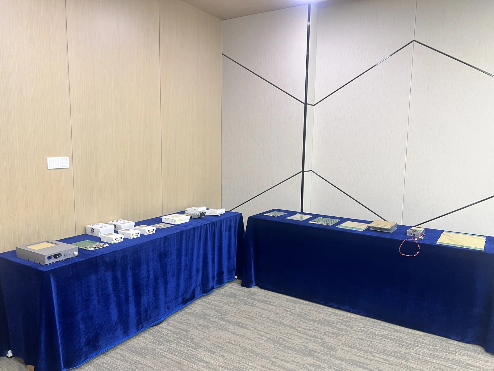 铺有蓝色桌布的展示台上陈列着不同形态的设备与天线阵面